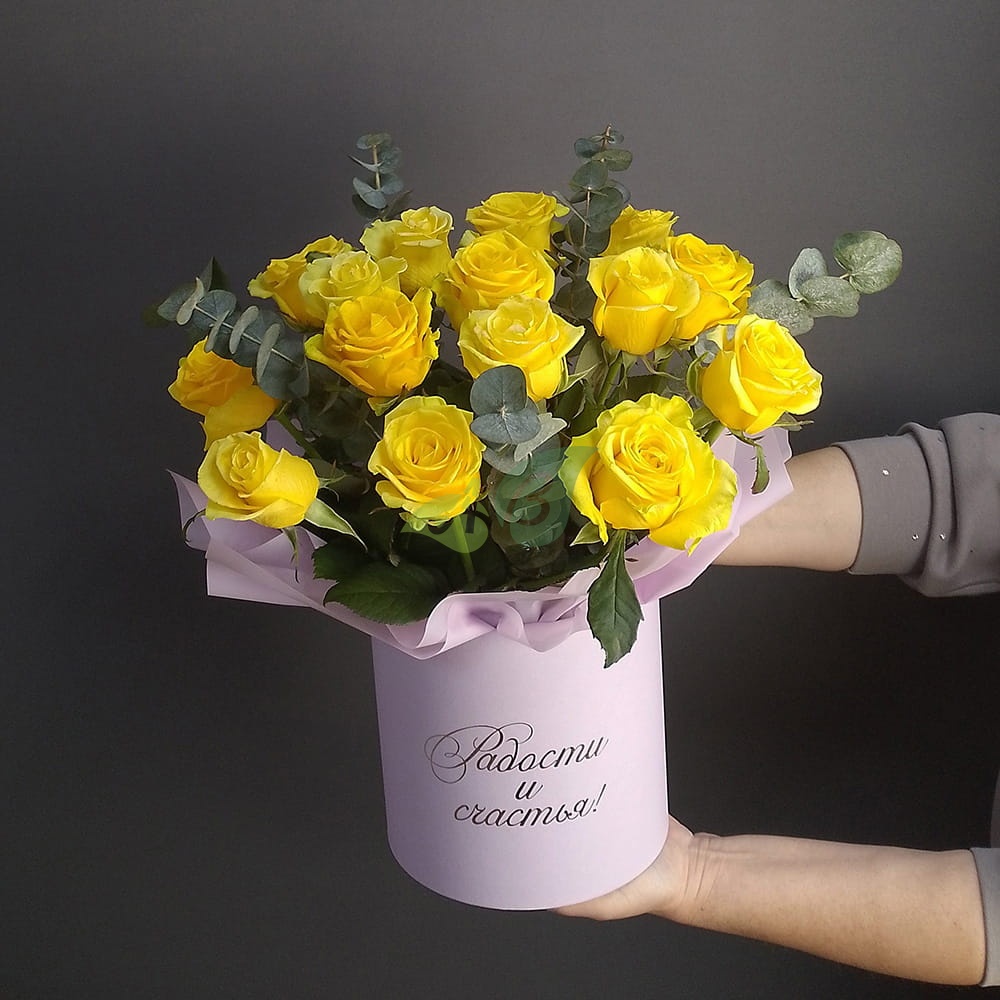 Розы желтые в коробке